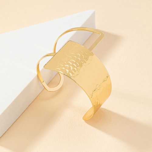 Dámska móda, doplnky - Náramok s geometrickým tvarom - zlatý