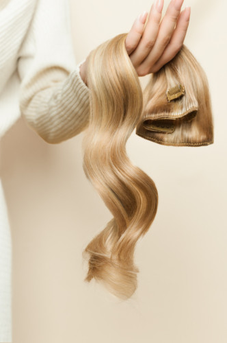 Predlžovanie vlasov, účesy - Clip in vlasy 45 cm – 9 dielna sada z pravých ľudských vlasov v melíre ľadová blond a zlatá perleť