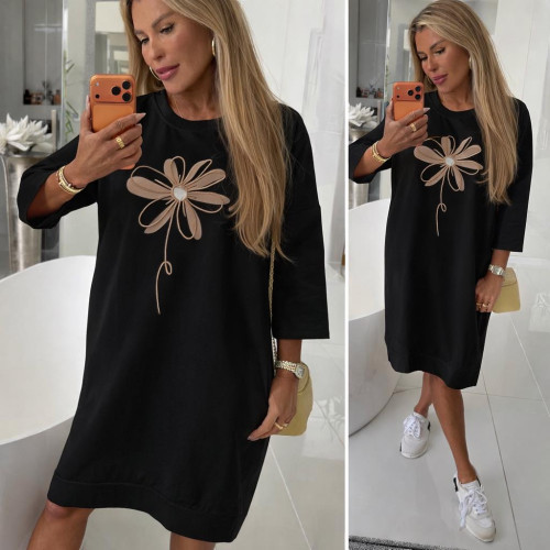 Dámska móda, doplnky - Dámska bavlnená šatovka s kvetom - čierna