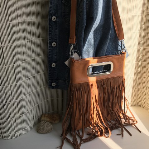 Módna crossbody kabelka so strapcami - FOX