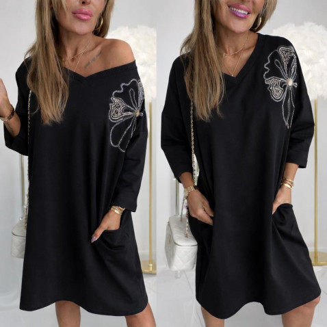 Čierna šatovka s vreckami a aplikáciou kvetu